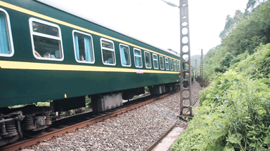 火车进站的动态描写句子